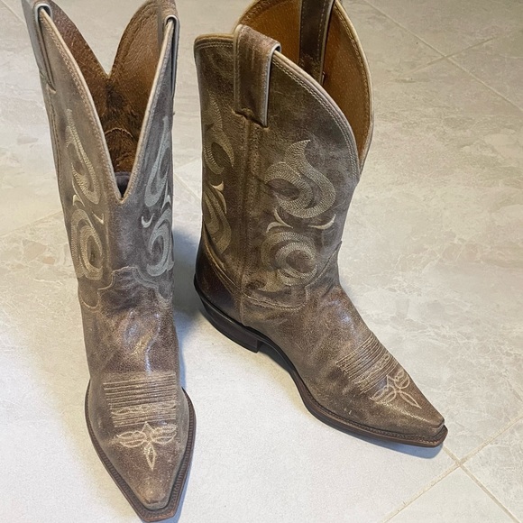 Authentic Justin - Picture 1 of 15